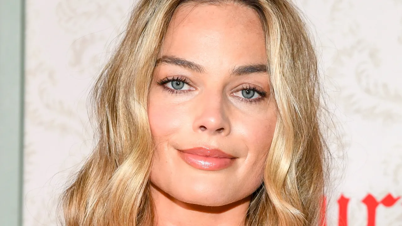 Margot Robbie Mysterious Manicure: Why Was She Hiding This Super Cool Nail Color?